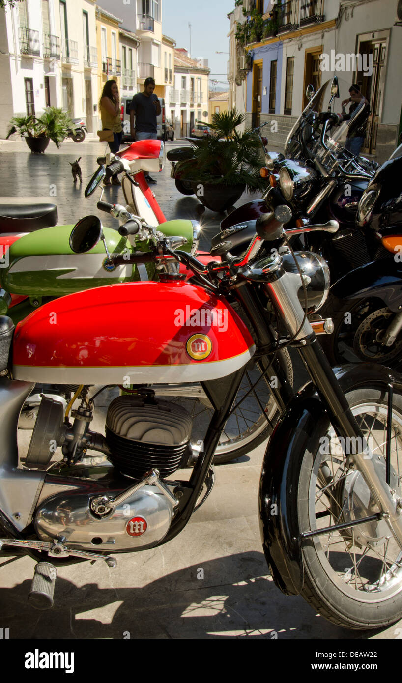 Rangée de motos anciennes avec Montesa Impala Sport 175 cc à l'avant à moto classique en Espagne Banque D'Images