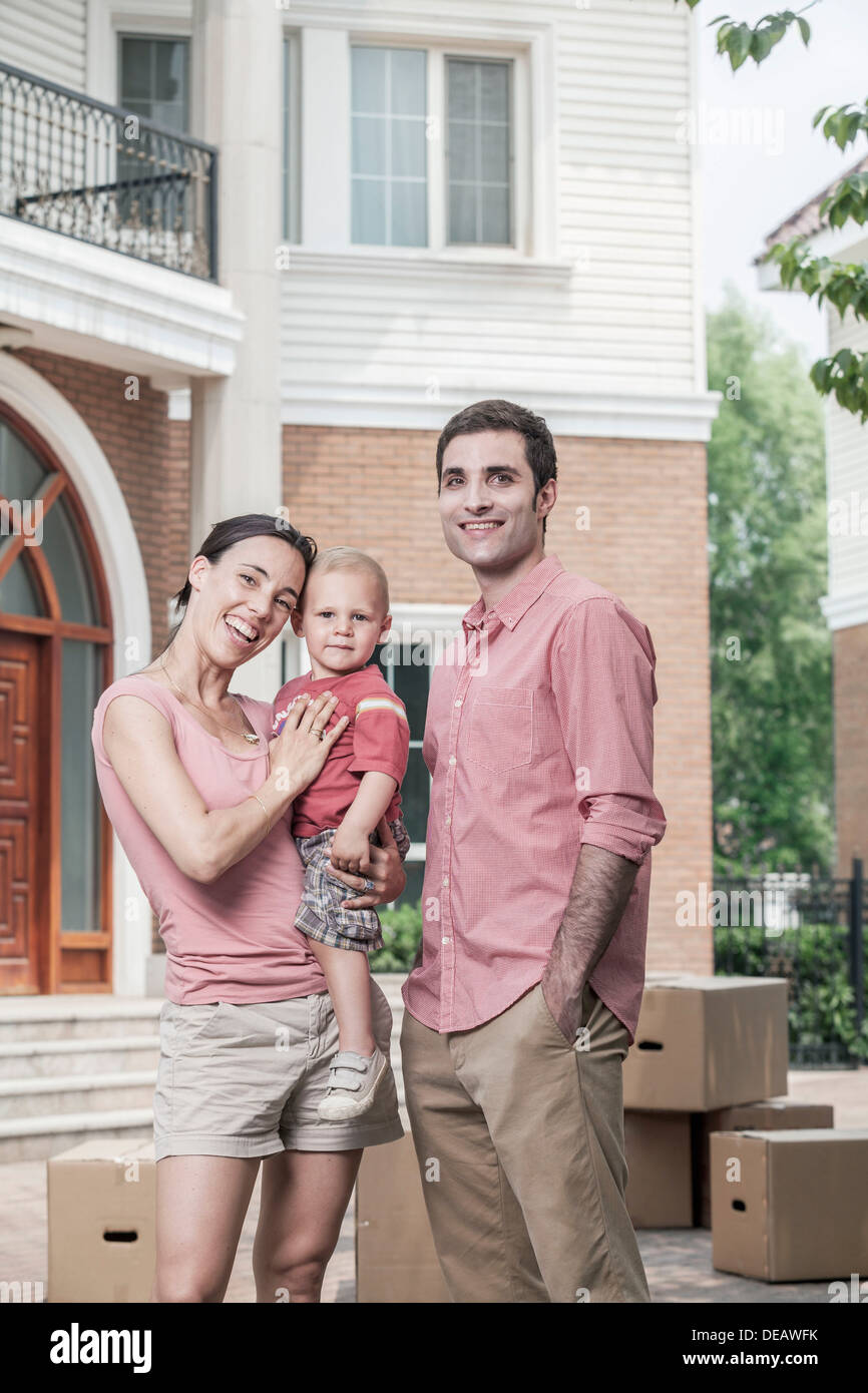 Portrait of smiling family devant leur nouvelle maison Banque D'Images