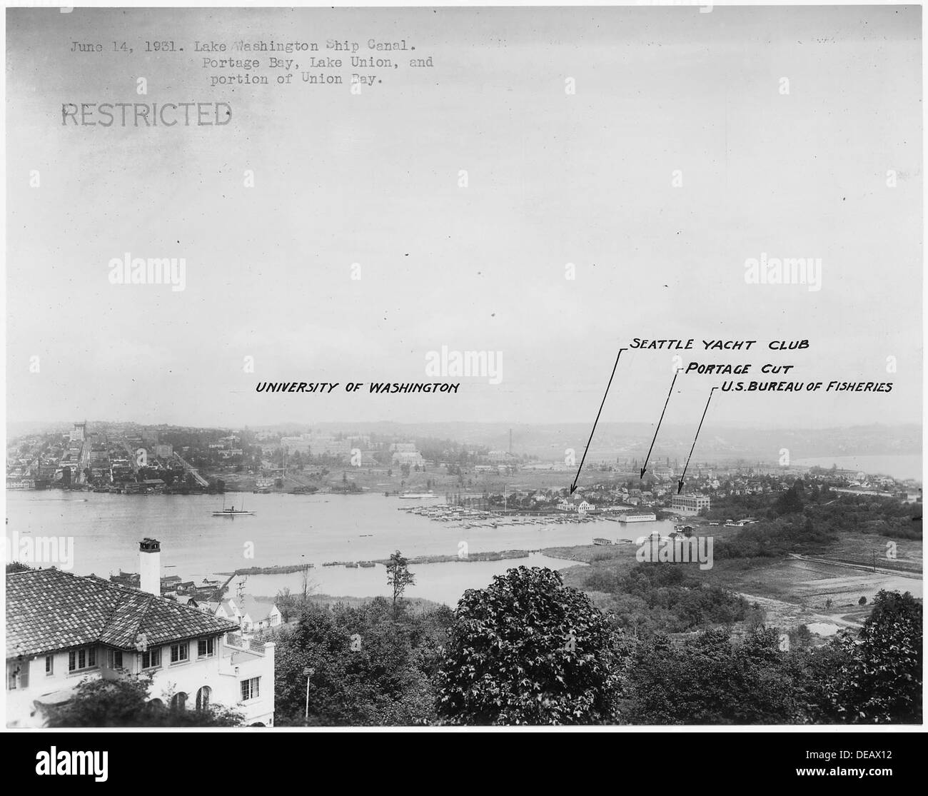 Cette photographie capture la baie de Portage et une partie du lac Union à Seattle, Washington. L'image met en valeur le front de mer pittoresque, avec des zones résidentielles et des activités de bateau le long de la voie navigable. Banque D'Images