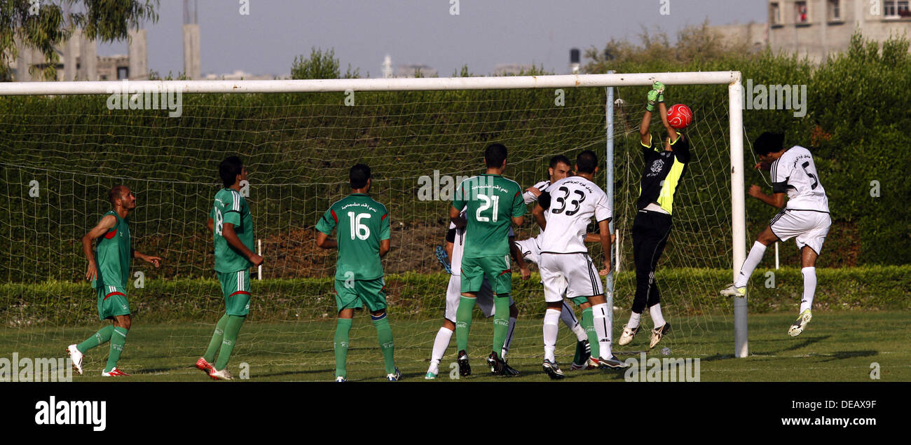 Le 23 juin 2009 - La ville de Gaza, bande de Gaza, territoire palestinien - équipe de soccer palestinienne al-Union club Shijia rivaliser contre Gaza Sports club dans la ville de Gaza le 14 septembre, 2013. Le match s'est terminé en match nul 1-1 (Image Crédit : © Alaa Shamaly/APA Images/ZUMAPRESS.com) Banque D'Images