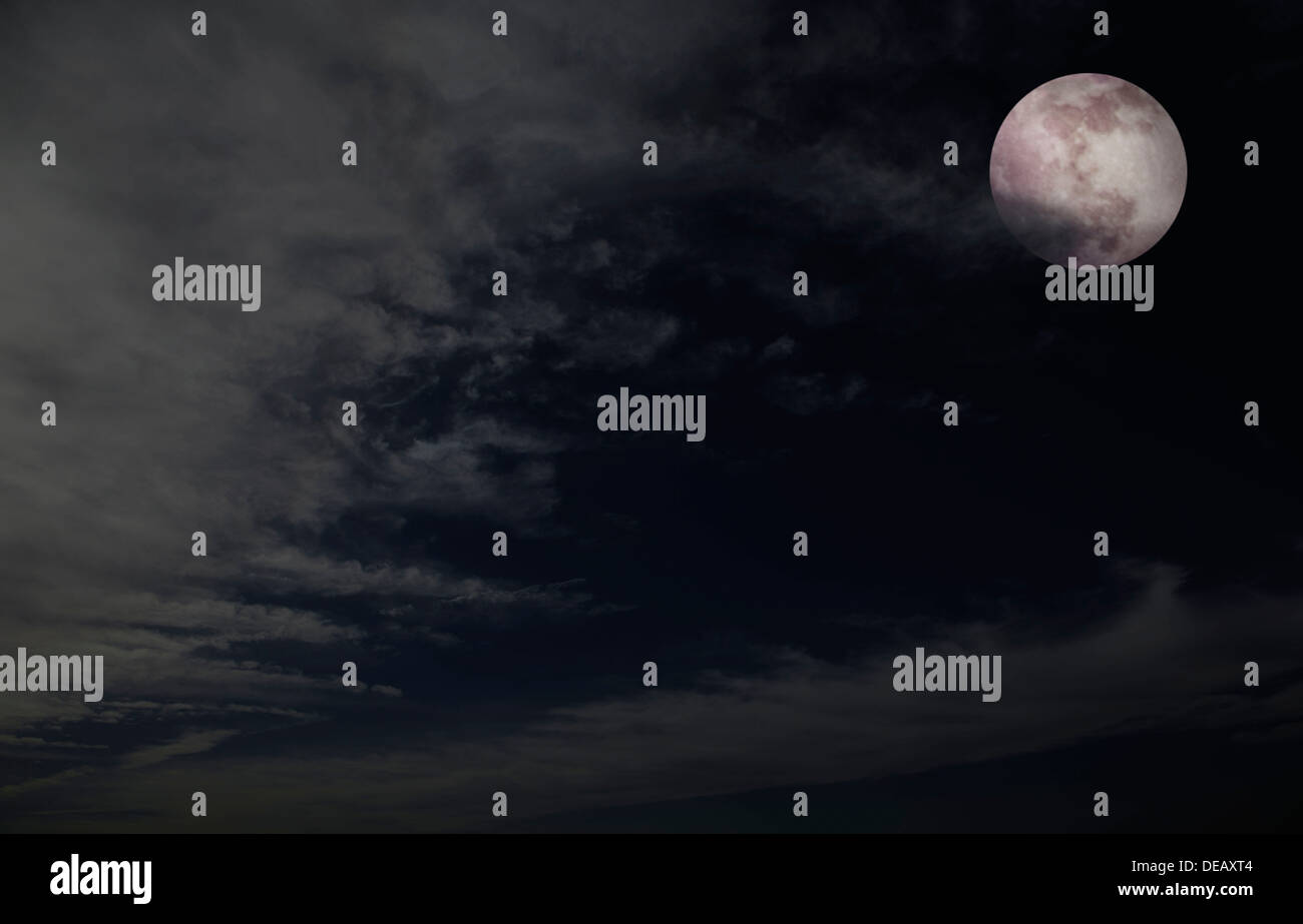 Pleine lune au ciel nocturne avec des nuages. Banque D'Images