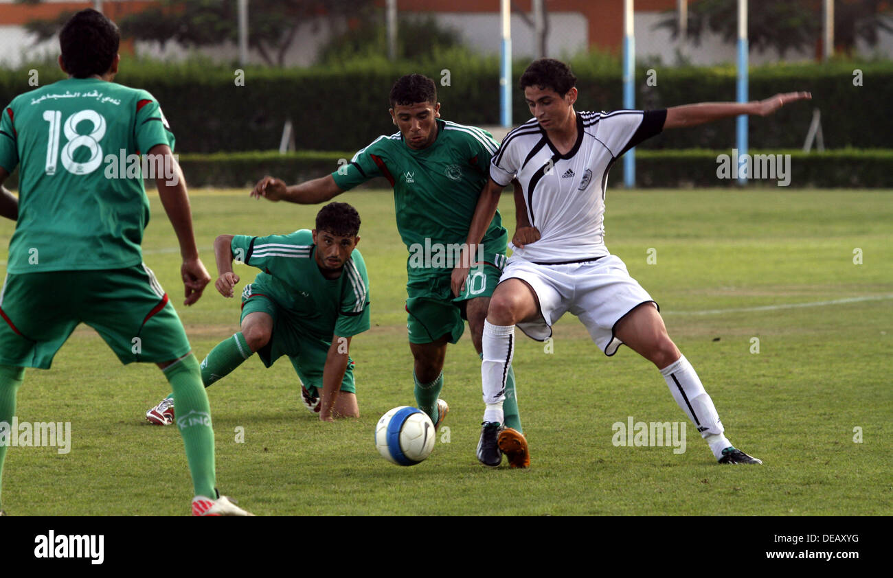 Le 23 juin 2009 - La ville de Gaza, bande de Gaza, territoire palestinien - équipe de soccer palestinienne al-Union club Shijia rivaliser contre Gaza Sports club dans la ville de Gaza le 14 septembre, 2013. Le match s'est terminé en match nul 1-1 (Image Crédit : © Alaa Shamaly/APA Images/ZUMAPRESS.com) Banque D'Images