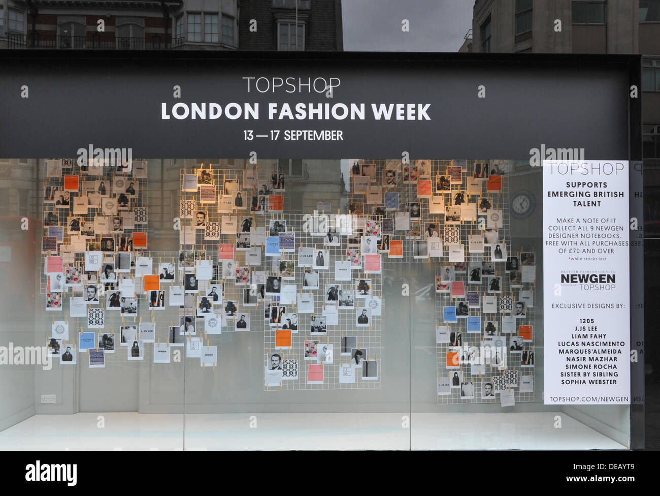 Le Strand, London, UK. 15 septembre 2013. TopShop fenêtre sur le Strand avec une promotion de nouveaux talents britanniques pour la Semaine de la mode de Londres. Crédit : Matthieu Chattle/Alamy Live News Banque D'Images