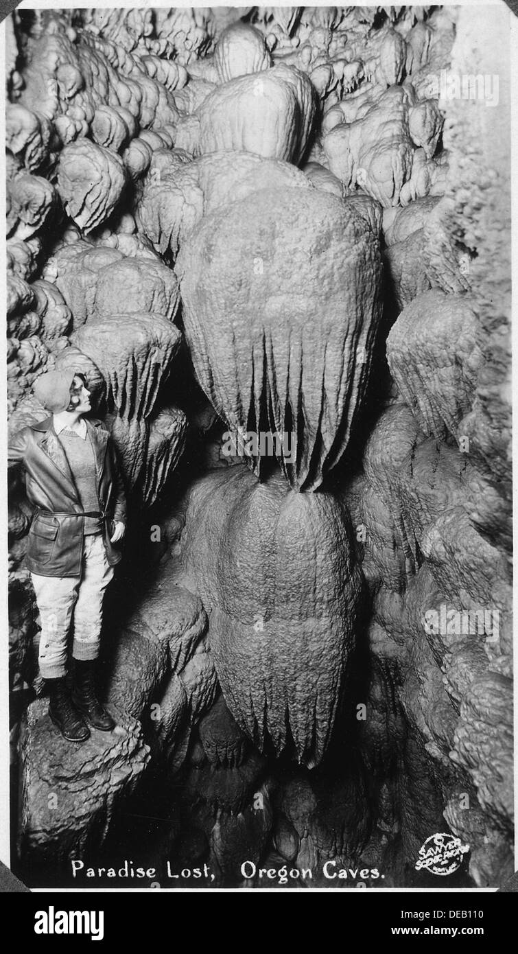 La photographie présente une série de formations avec des effets de couleur complexes en bleu, rouge et ambre, révélant le détail et la beauté de ces structures uniques. Banque D'Images