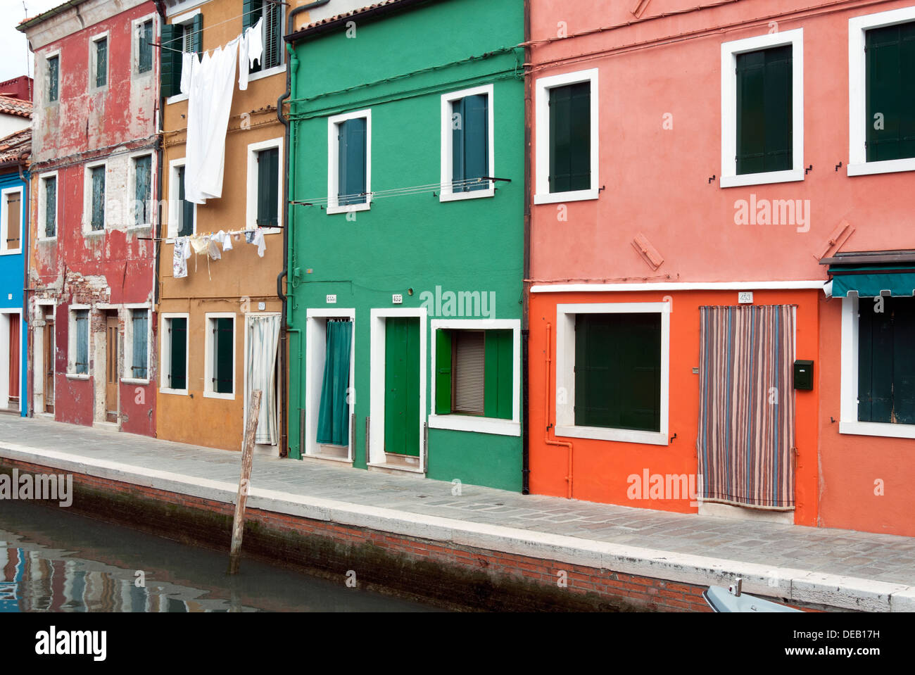 Maisons sur le front de mer, Burano, Venise, Vénétie, Italie, Europe Banque D'Images
