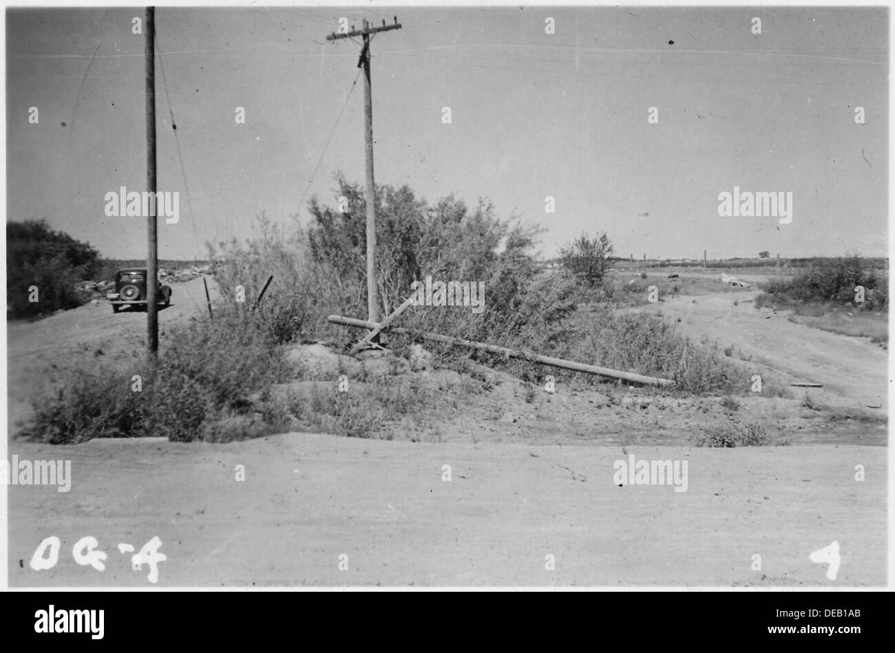 La construction d'une nouvelle route montre une amélioration de l'alignement avec l'ancienne route de droite, ce qui démontre le développement et la modernisation des infrastructures. Banque D'Images