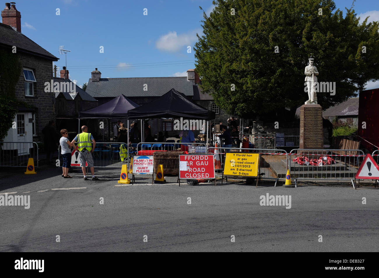 Les panneaux pour une fermeture de route à un endroit du film, dans un village au Pays de Galles , Grande-Bretagne Banque D'Images
