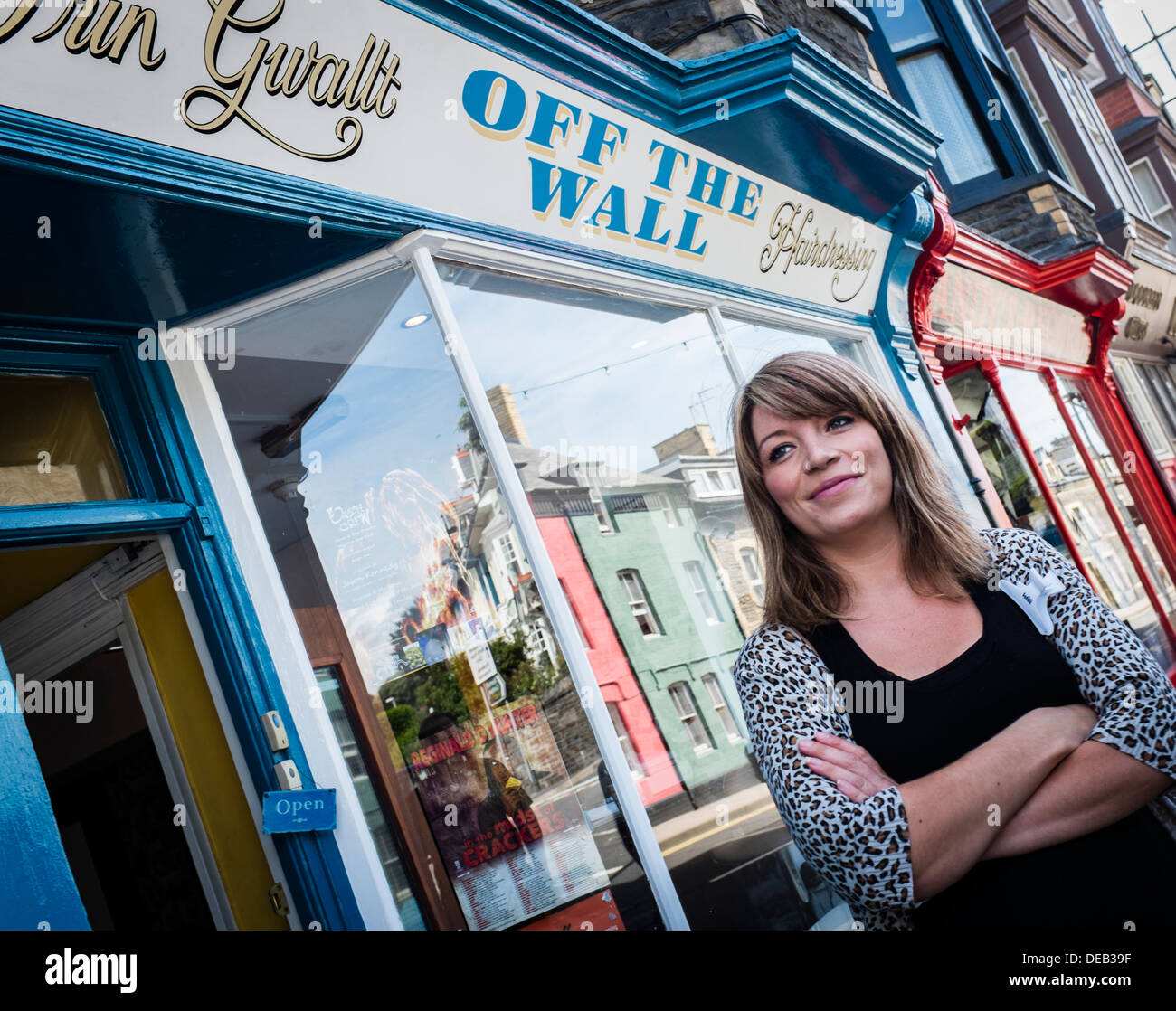 Michelle Kimberley Lewis, travailleur indépendant propriétaire d'outre du mur de coiffure, Northgate St, Aberystwyth, debout à l'extérieur de sa boutique Banque D'Images