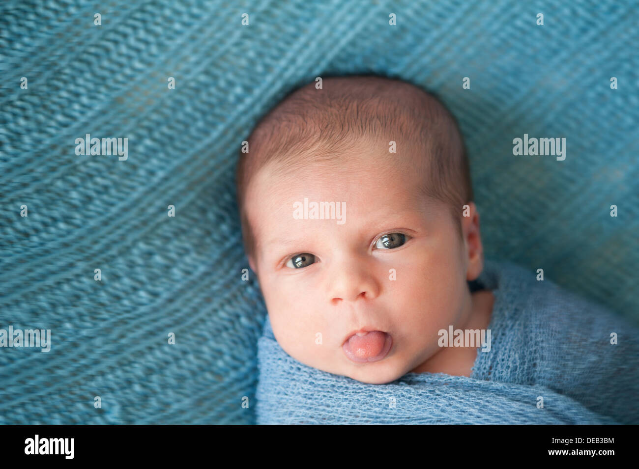 Newborn Baby Boy qui sort sa langue Banque D'Images