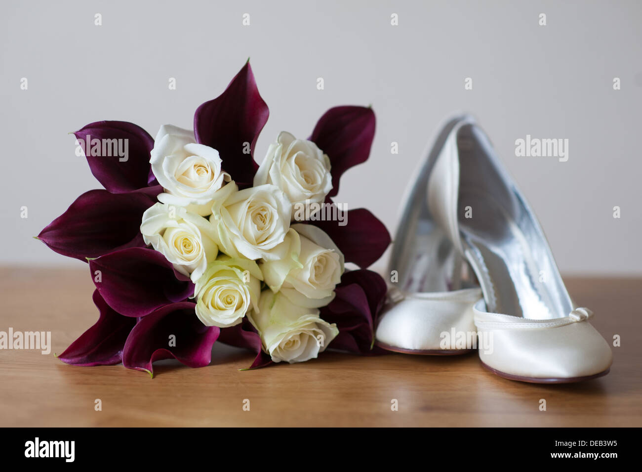 Bouquet de mariage et les chaussures de la mariée avec des lis calla blancs et roses Banque D'Images