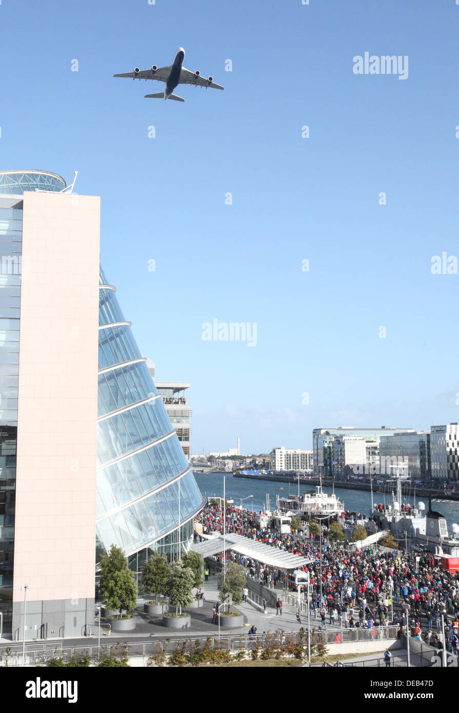 Dublin, Irlande. 15e Août, 2013. Flightfest 2013, un survol unique des deux aéronefs anciens et modernes le long de la rivière Liffey à Dublin, plus de 100 000 personnes étaient alignés le long des quais pour voir les British Airways Airbus A380 volant à environ 1000ft ainsi qu'un B17 et de nombreux autres plans. Crédit : Ian Shipley/Alamy Live News Live News Banque D'Images
