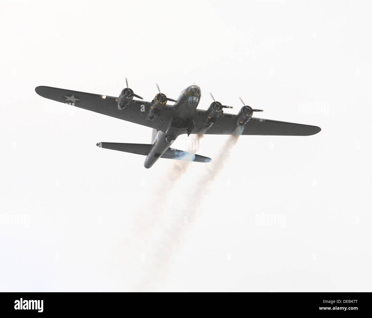 Dublin, Irlande. 15e Août, 2013. Flightfest 2013, un survol unique des deux aéronefs anciens et modernes le long de la rivière Liffey à Dublin, plus de 100 000 personnes étaient alignés le long des quais pour voir les British Airways Airbus A380 volant à environ 1000ft ainsi qu'un B17 et de nombreux autres plans. Crédit : Ian Shipley/Alamy Live News Live News Banque D'Images