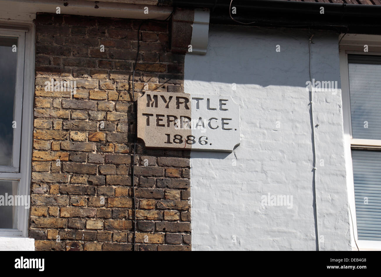 Signe typique sur les propriétés victorienne avec terrasse (terrasse), Myrtle 1886 noir Griffin Road, Canterbury, Kent, UK. Banque D'Images
