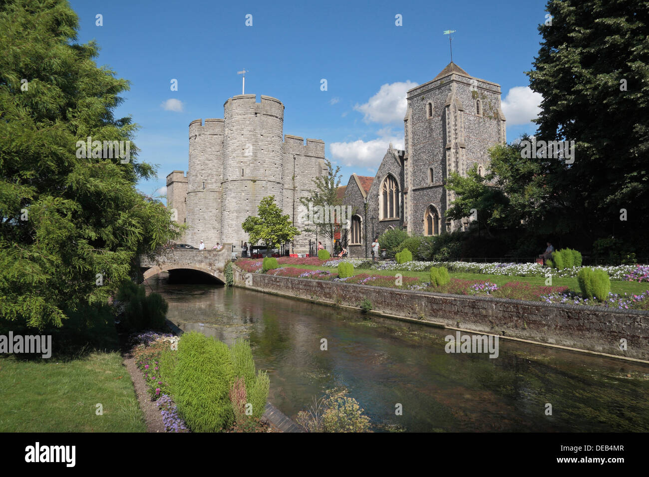 Le Westgate et de l'église au-dessus de la rivière Stour à Canterbury, Kent, UK. Banque D'Images