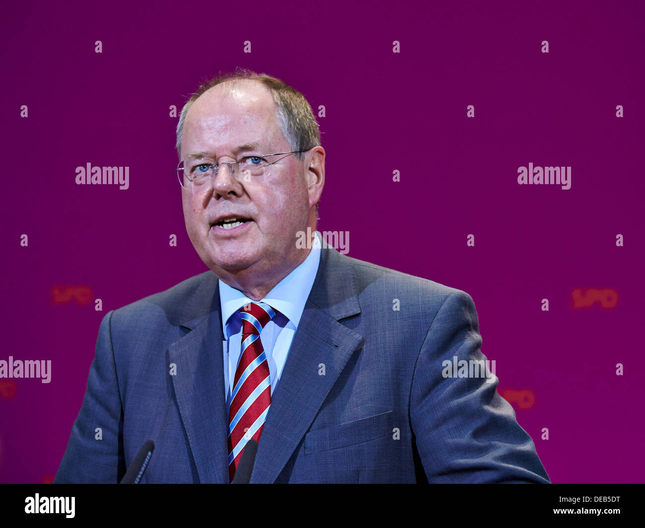 Berlin, Allemagne. September 15th, 2013. Membres du SPD ont suivi les résultats de l'état élections en Bavière dans la centrale du parti du SPD (Willy-Brandt-Haus) à Berlin. / Photo : Peer Steinbrück (SPD), candidat chancelier SPD, après le résultat de l'élection Bavarai à Berlin. Credit : Reynaldo Chaib Paganelli/Alamy Live News Banque D'Images