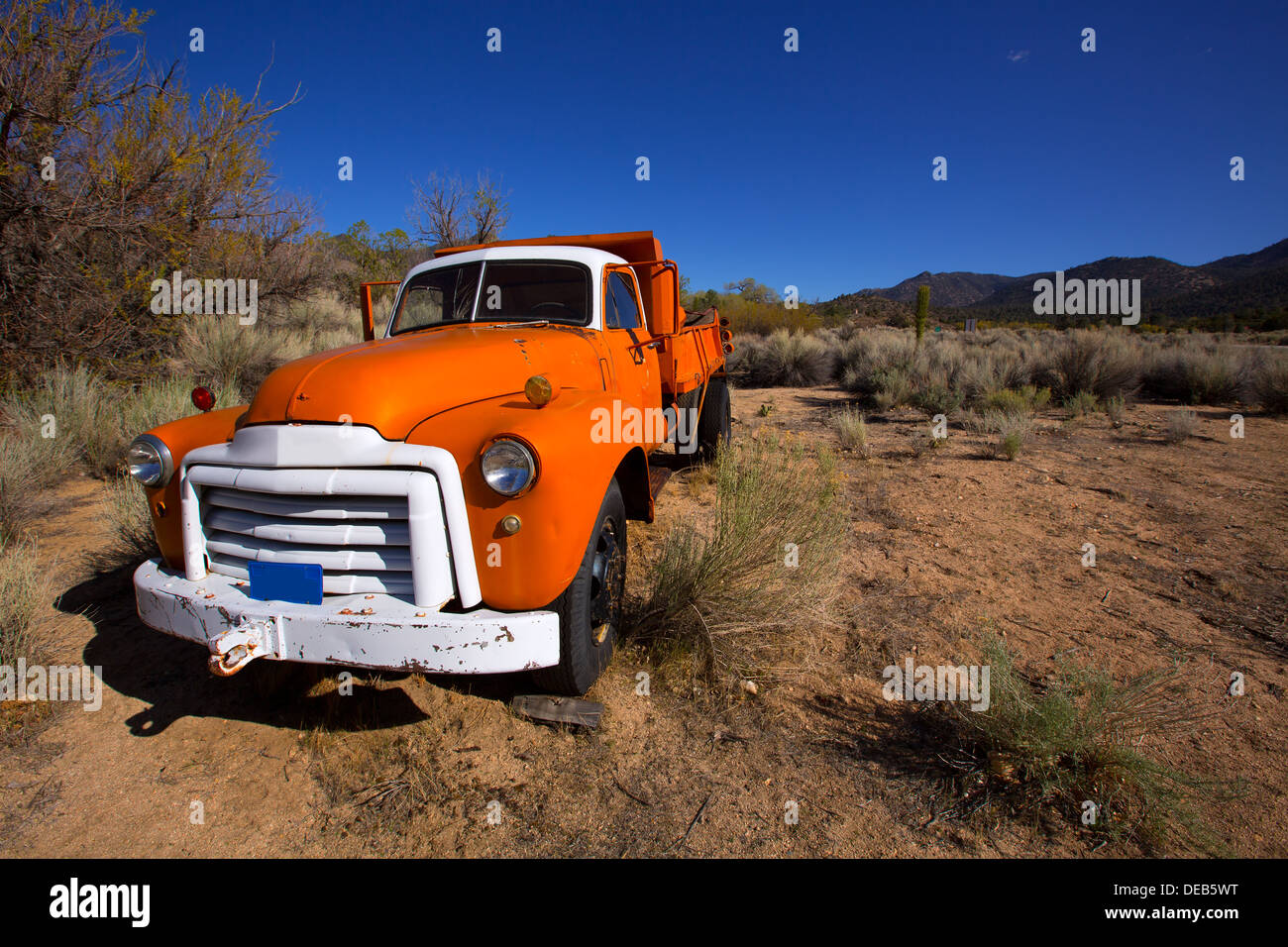 California vintage orange vieux camion abandonné quelque part dans le désert Banque D'Images