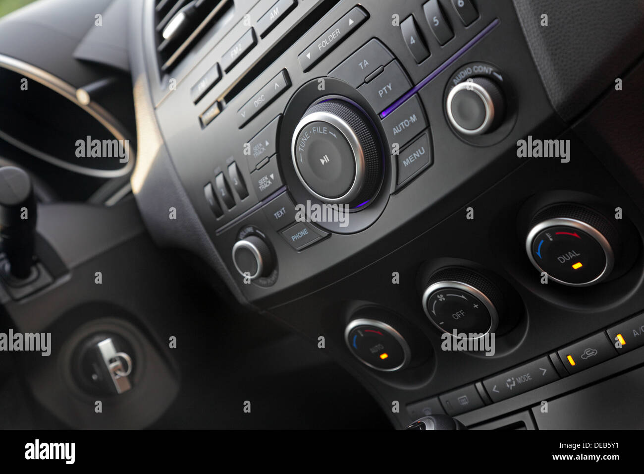 Voiture moderne audio control close-up, peu profonde 6 Banque D'Images