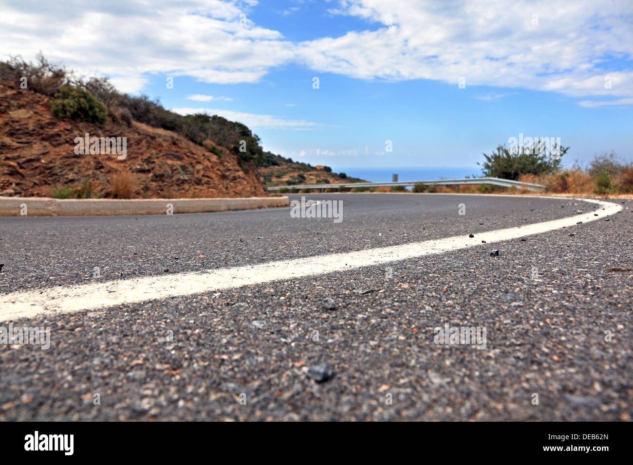 Route de montagne en Crète, Grèce. Low angle view. Shallow DOF. Banque D'Images
