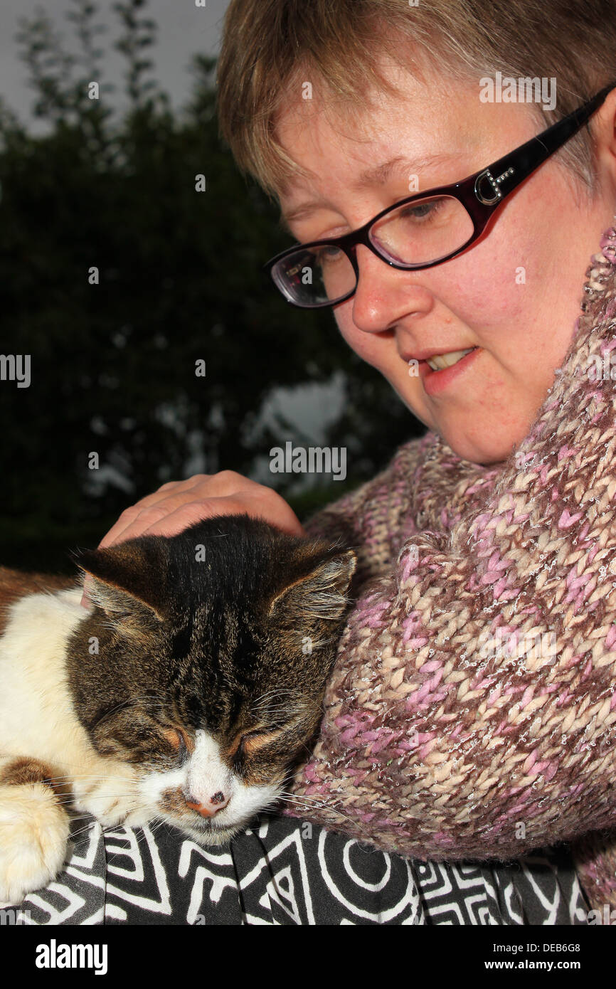 Chat tigré et femme en cavalier tricoté Banque D'Images