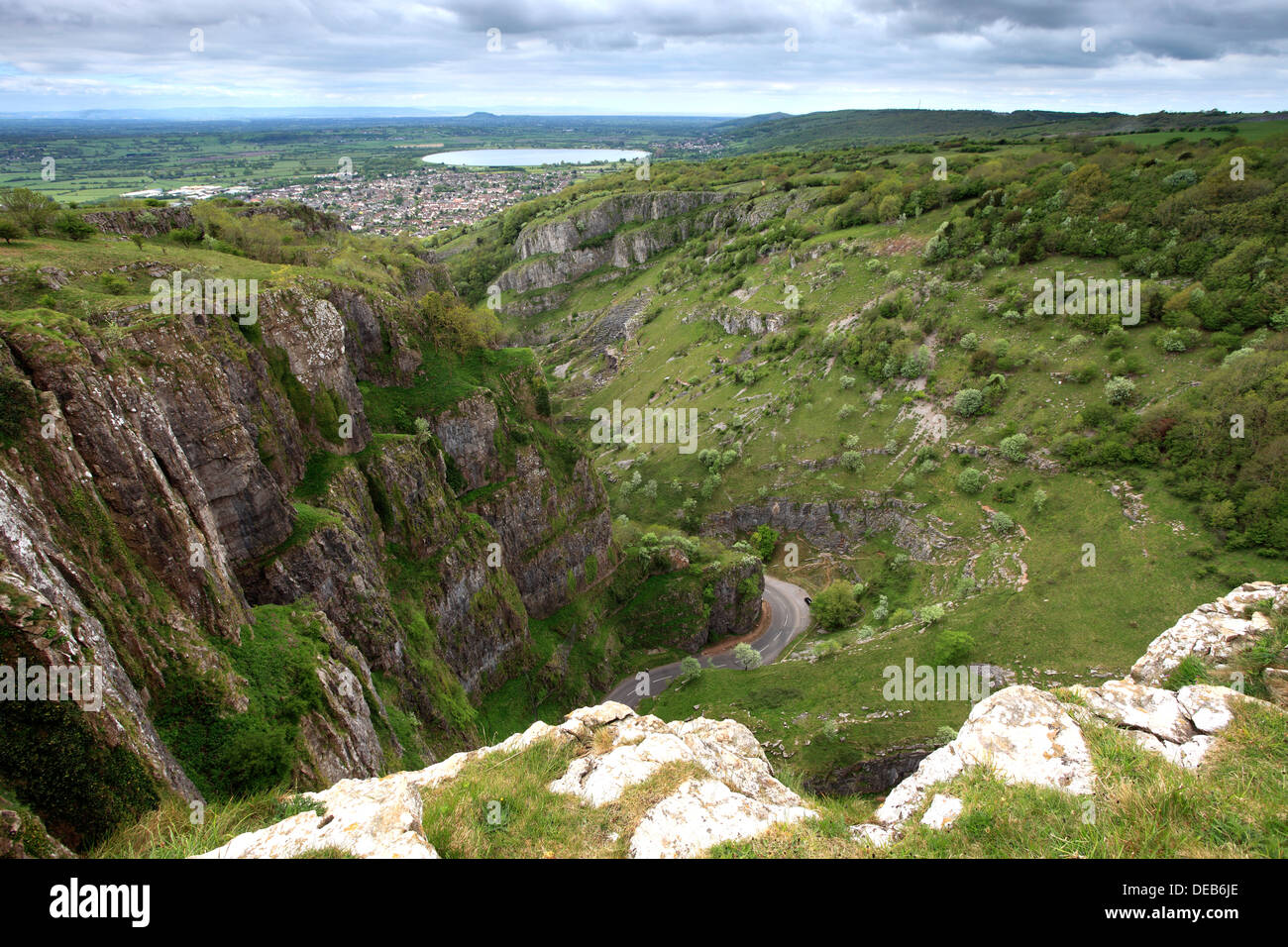 Vue d'été sur les falaises calcaires des gorges de Cheddar, Mendip Hills, comté de Somerset, England, UK Banque D'Images