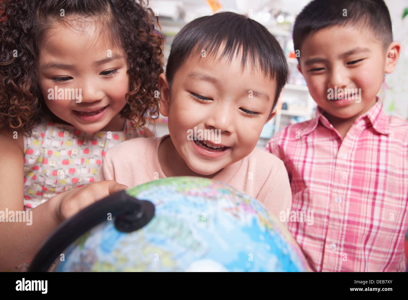 Close Up of Students Looking at a Globe Banque D'Images