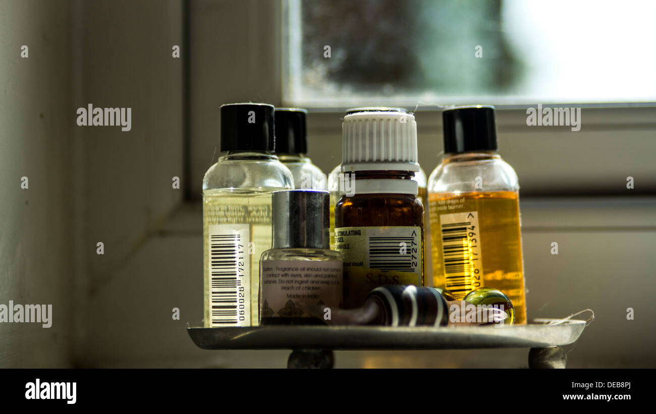 La consommation de bonbons soins de la peau trucs shampoing huile fenêtre Banque D'Images