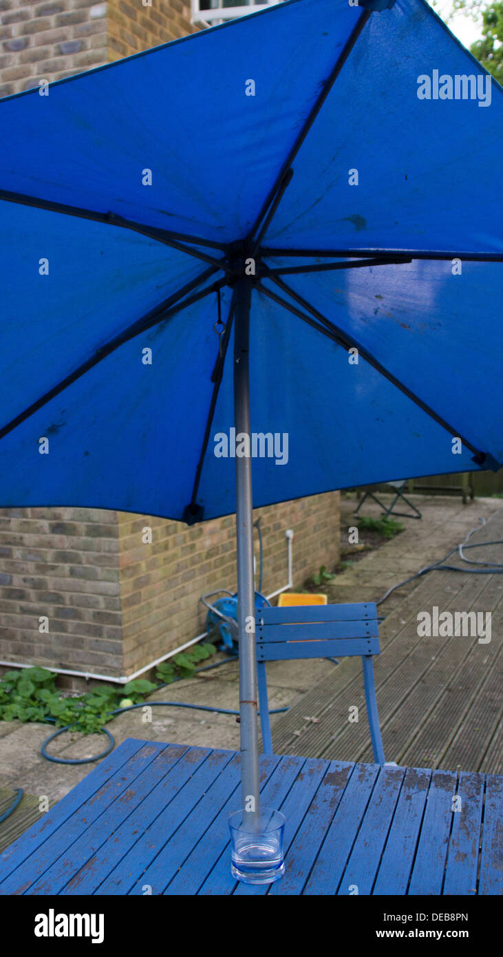 Le jardin bleu chaises parasol de terrasse à l'extérieur du flexible Banque D'Images