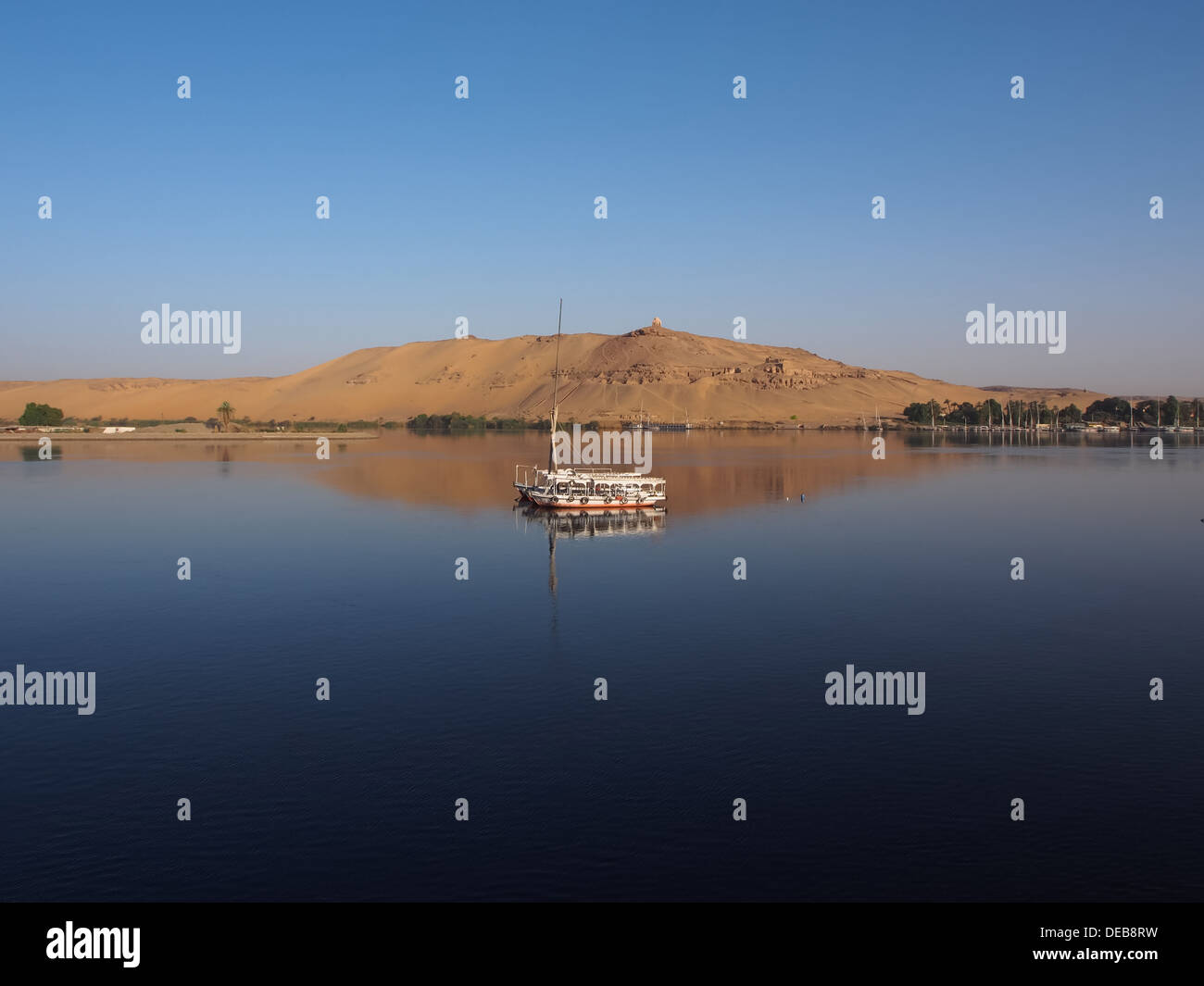 Réflexions d'une montagne et bateau à Assouan sur le Nil en Egypte Banque D'Images