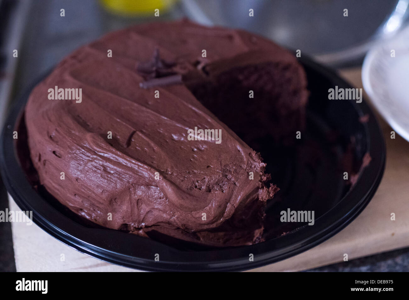 Gâteau au chocolat à découper la plaque de base en plastique Banque D'Images