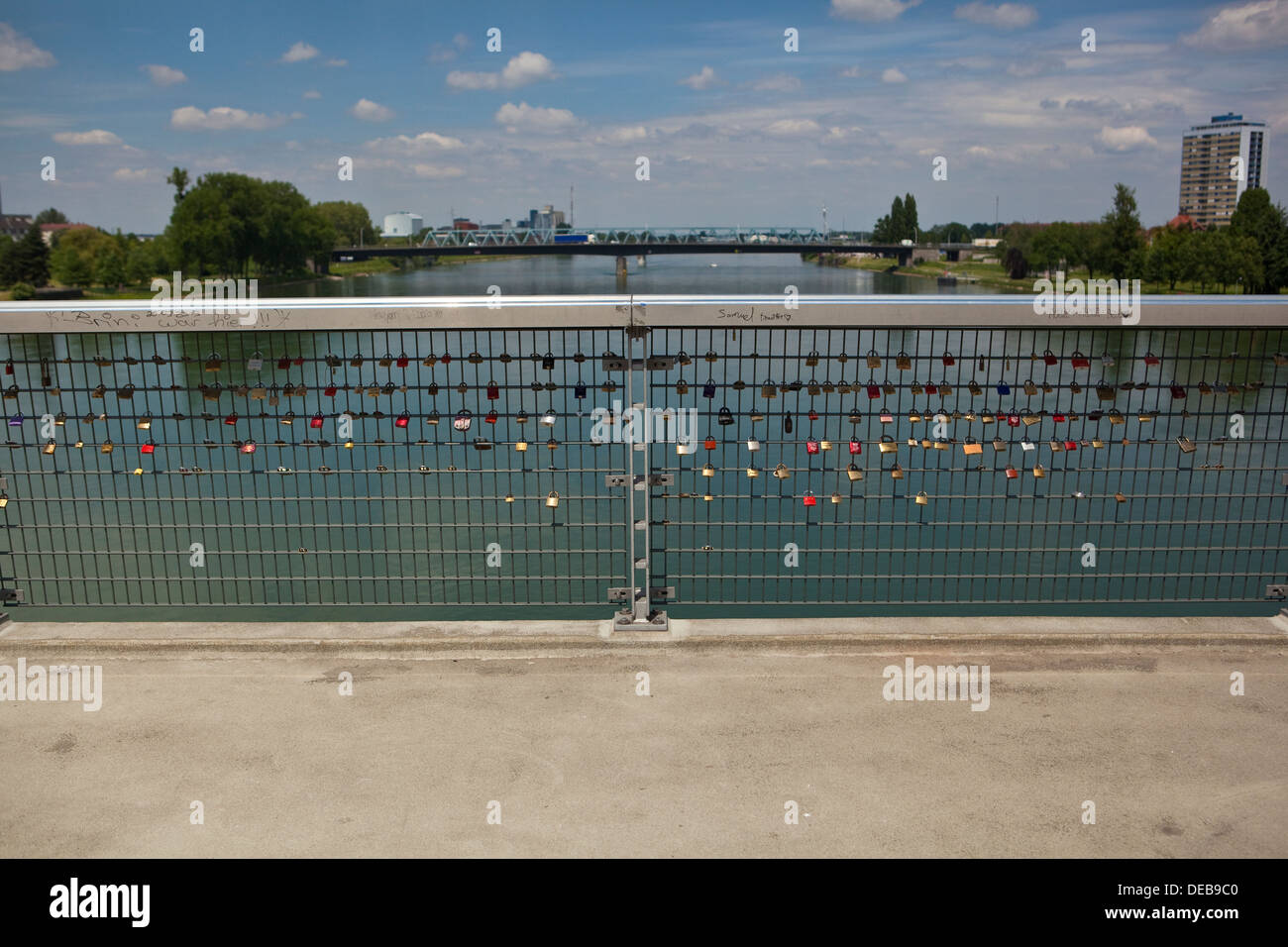 Cadenas, représentant l'amour verrouillage d'un pont sur le Rhin Banque D'Images