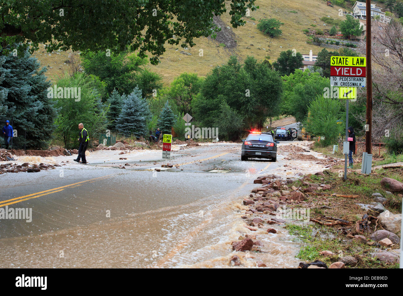 Boulder (15 septembre 2013 - Un policier ordonne à des résidents de l'Avenue Linden inondées et Wonderland Hill une dernière vague d'orages avancent à Boulder, Colorado introduit un autre jour de l'inondation à la pluie région enflée. © Ed Endicott / Alamy Live News Banque D'Images