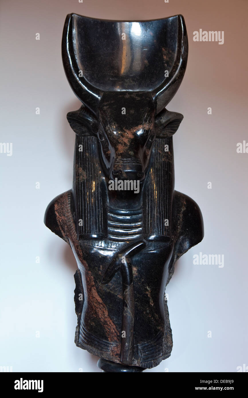 Le buste d'une statue en marbre noir d'un ancien dieu taureau romain Banque D'Images