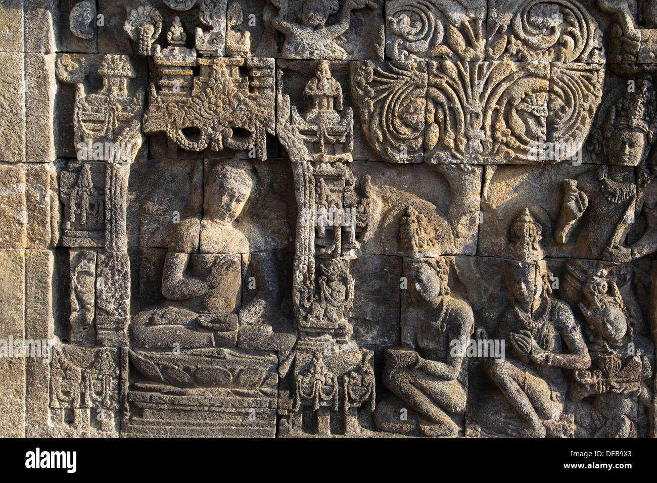 Borobudur est construit en plusieurs terrasses ornées de bas-reliefs le long de ses terrasses circulaires. Banque D'Images