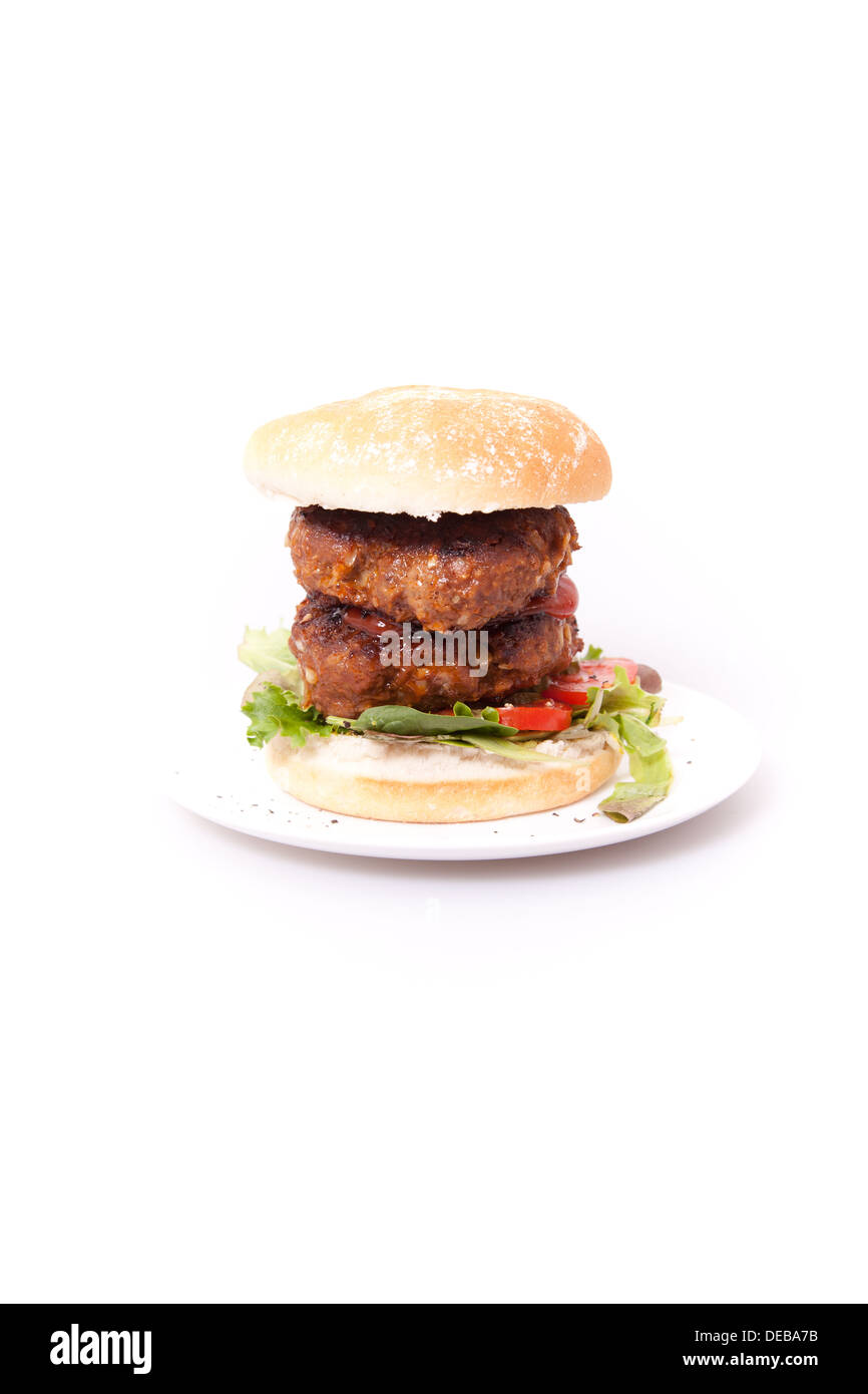Burger de boeuf double sur plaque à fond blanc. Banque D'Images