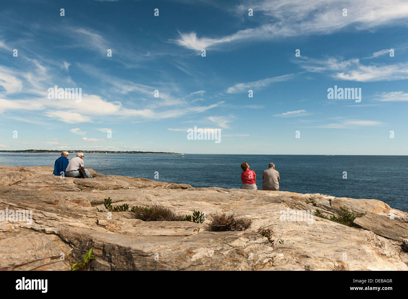 Un vieux couple assis sur les rochers surplombant l'océan au point Judith, Rhode Island USA Banque D'Images