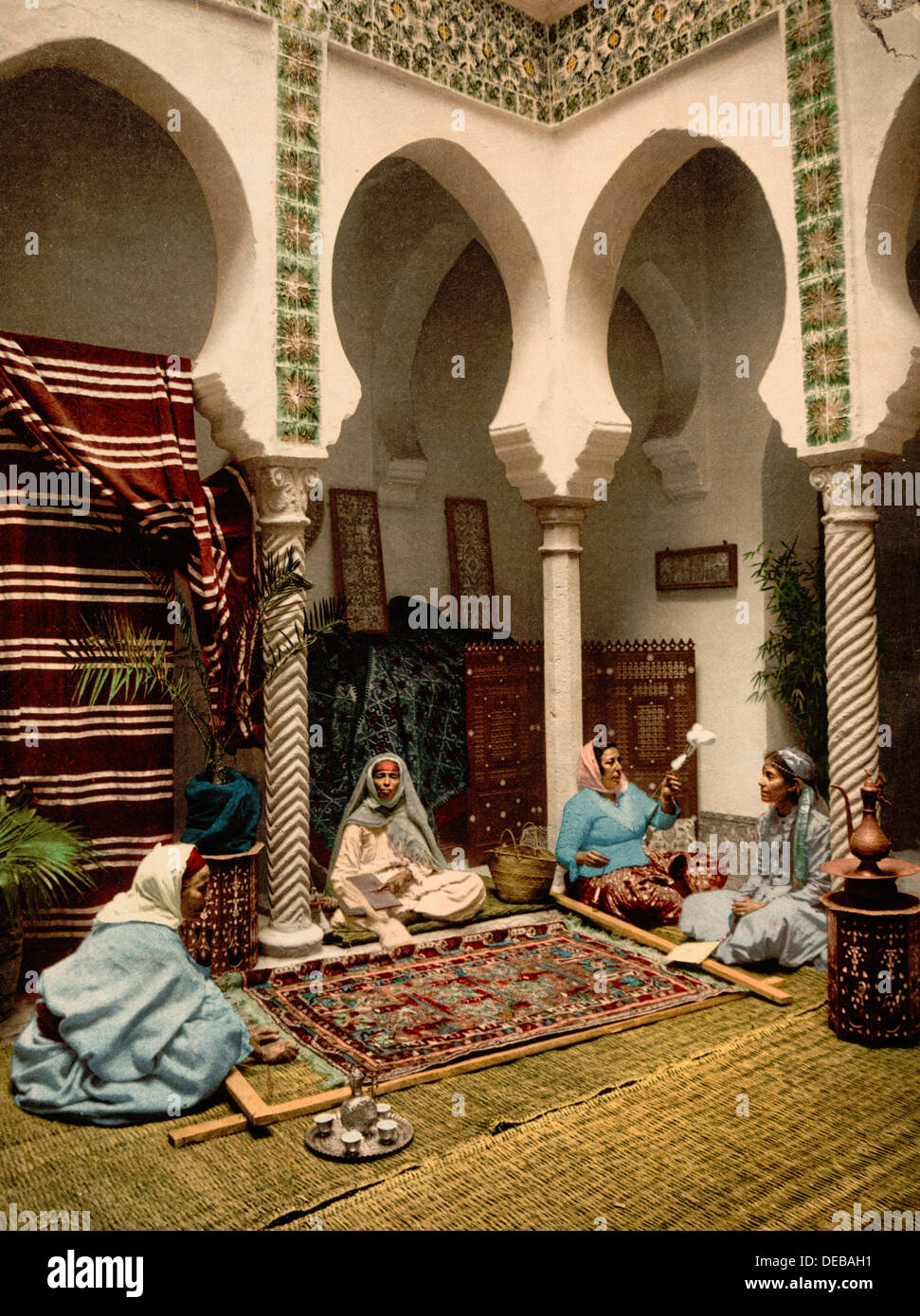 Les femmes maures faire tapis Arabe, Alger, Algérie, 1899 Banque D'Images