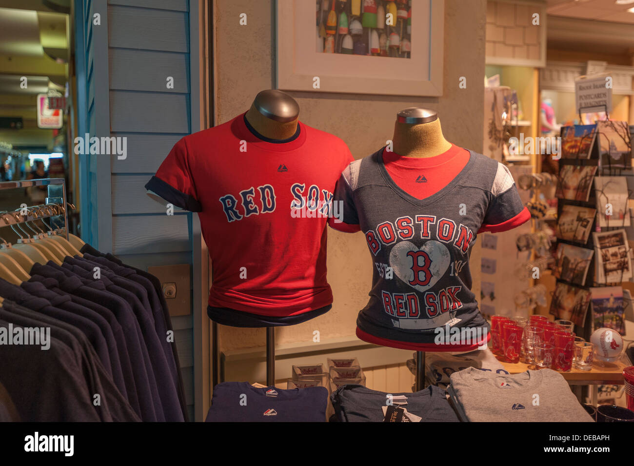 Boston Red Sox Baseball Clothing Shirts apparel en exposition et en vente à l'aéroport de Providence, Banque D'Images