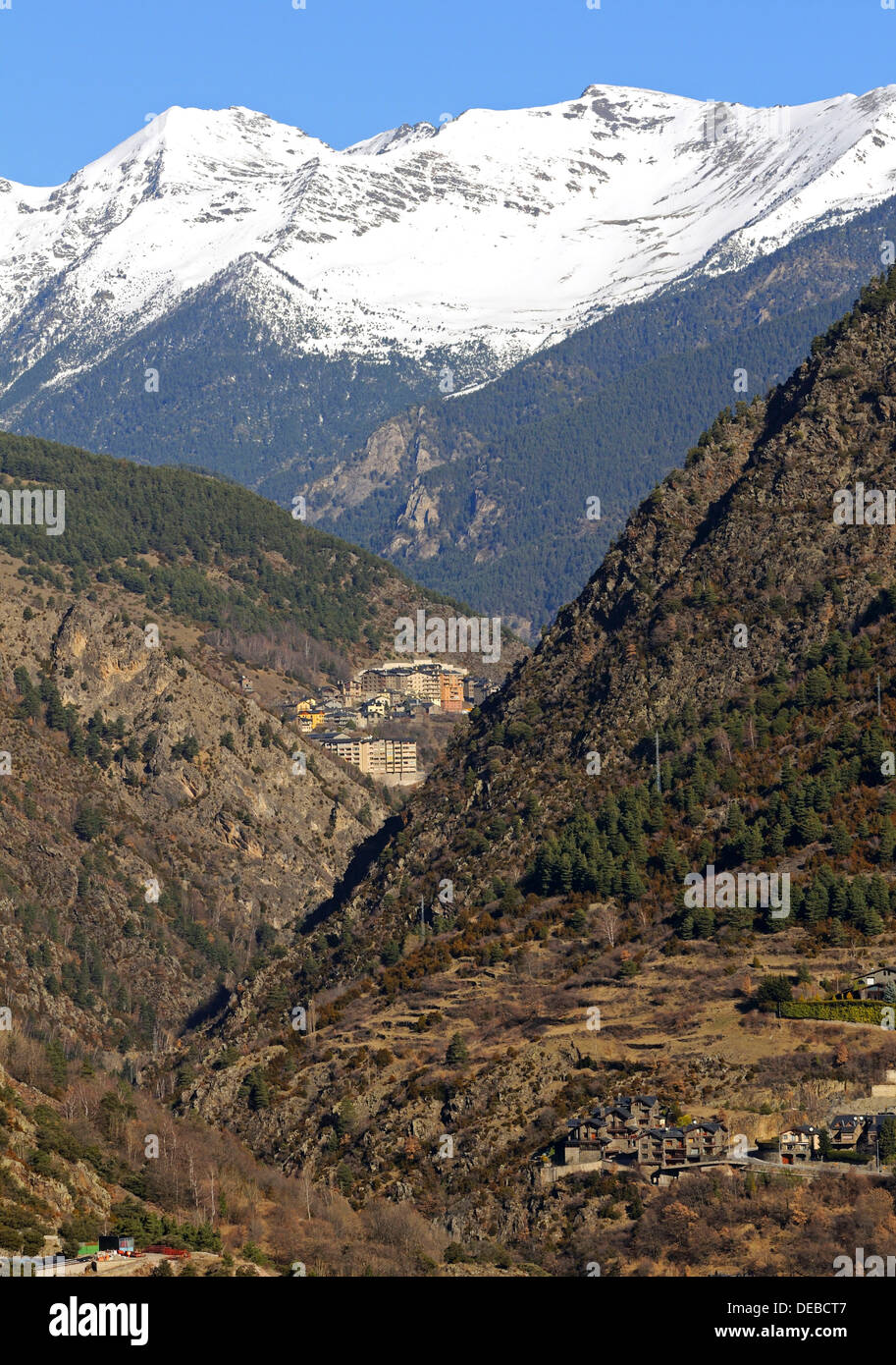 Vue de La Casa en Andorre-la-Vieille à au nord vers le village de montagne de Sispony à distance en face de la neige-couvertes Banque D'Images