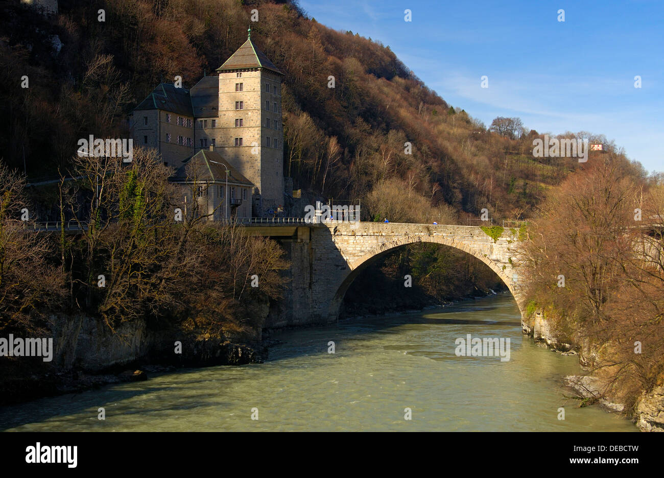 Le Château de Saint-Maurice avec des ponts sur le Rhône, la rivière Saint-Maurice, Valais, Suisse, Europe Banque D'Images