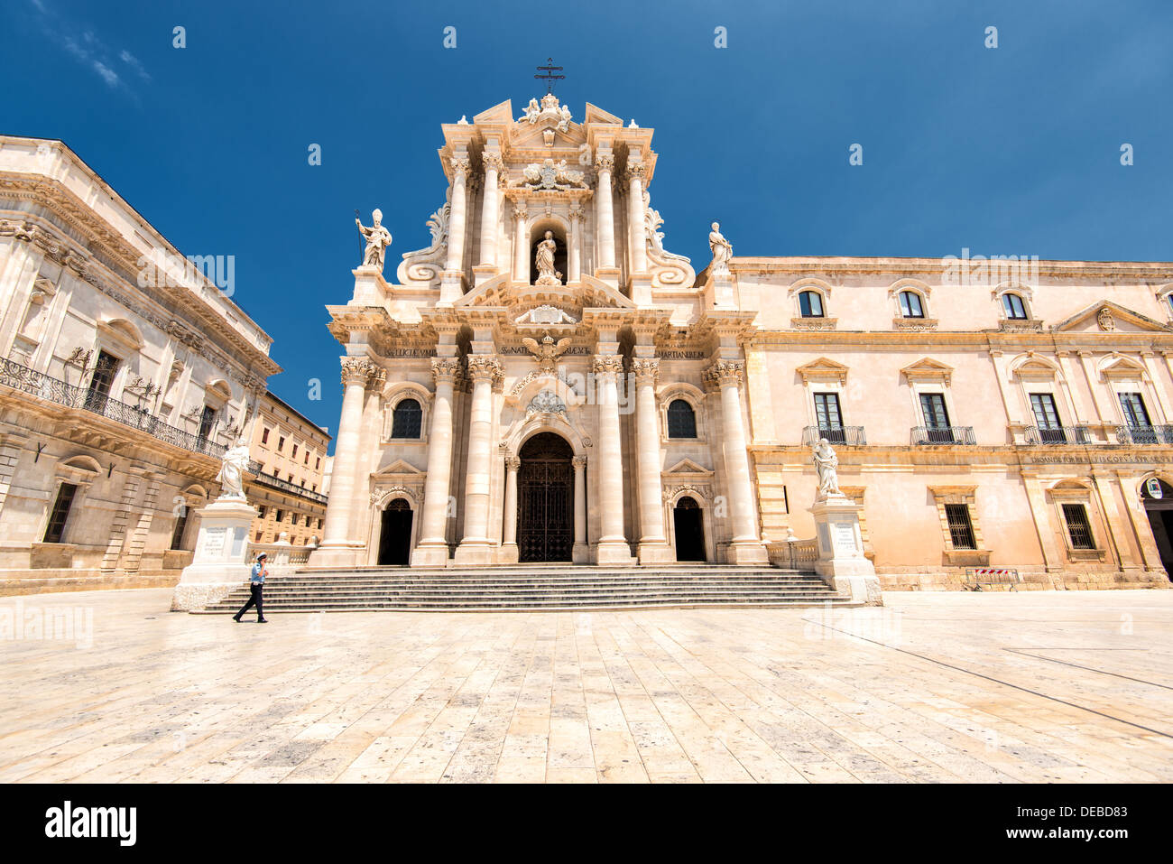 La piazza Duomo et la cathédrale de Syracuse en Sicile aux beaux jours en juillet. Banque D'Images