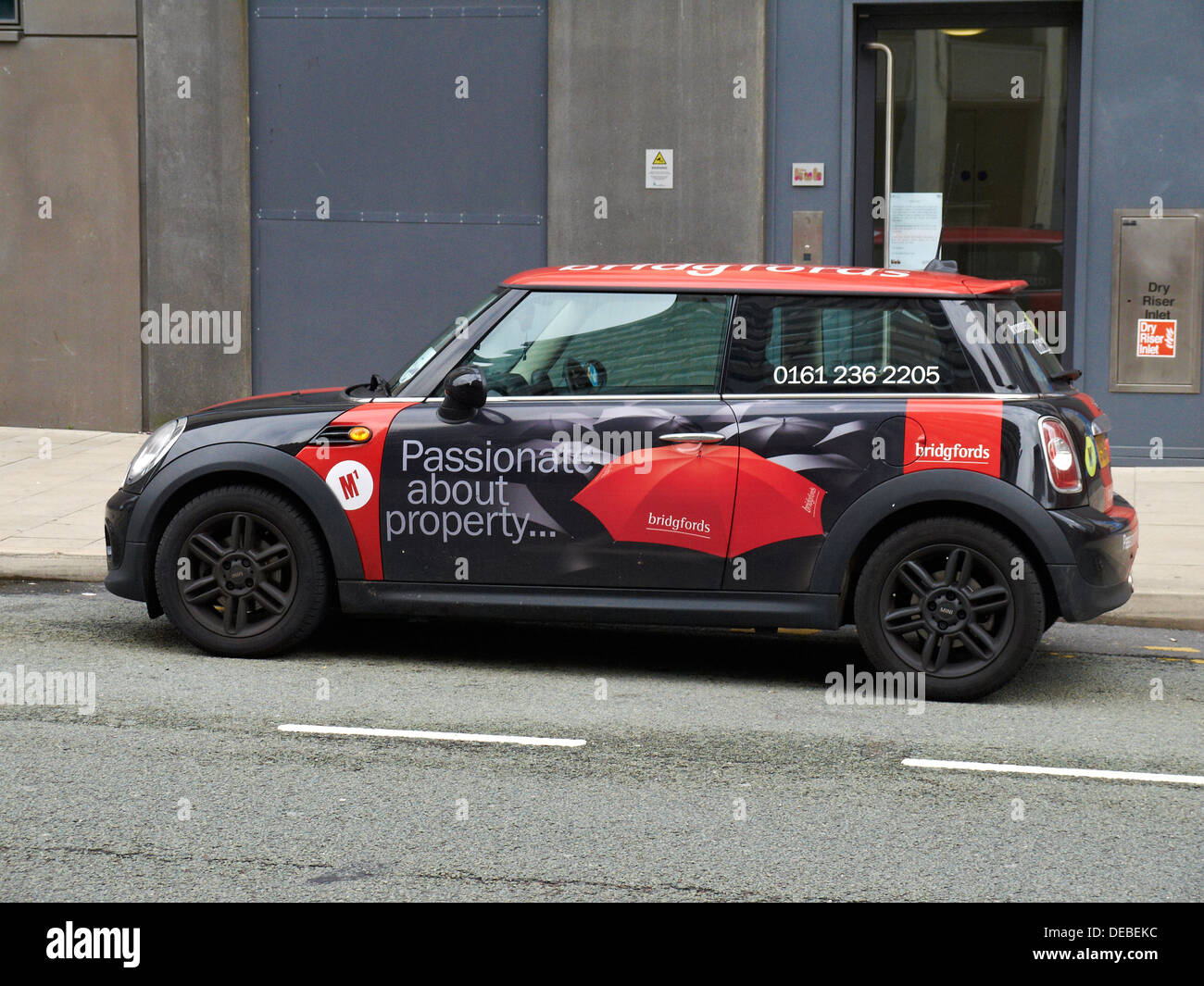 Annonce Bridgfords sur mini car Manchester UK Banque D'Images