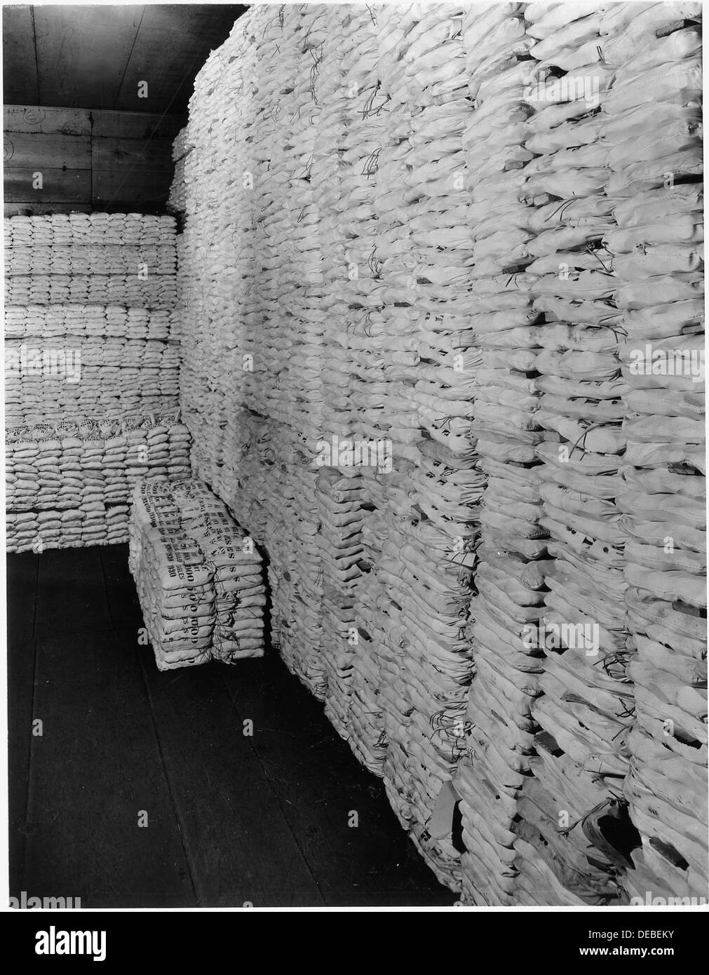 Cette photographie montre des sacs de pièces de monnaie, représentant probablement une grande quantité de monnaie en circulation. L’image capture un moment historique, réfléchissant sur le contexte économique et les pratiques monétaires de l’époque. Banque D'Images