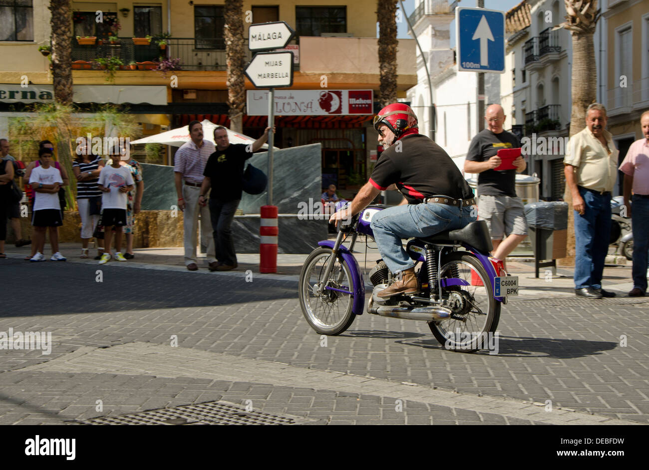 Man riding un Derbi campeona moto classique lors d'une réunion à moto vintage Coin Andalousie, espagne. Banque D'Images