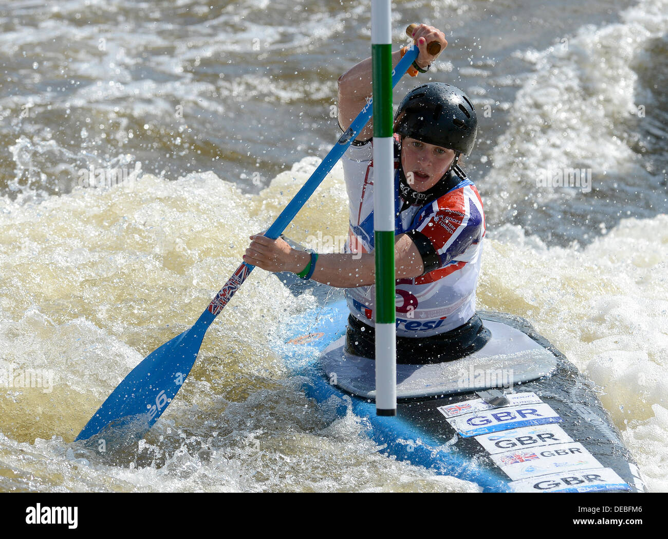 Prague, République tchèque. 14e Août, 2013. Kimberley la Grande-Bretagne Woods participe à la finale de la WOMEN'S C1 slalom en canoë lors du Chamionship à Prague, samedi, le 14 septembre, 2013. © Michal Krumphanzl/CTK Photo/Alamy Live News Banque D'Images