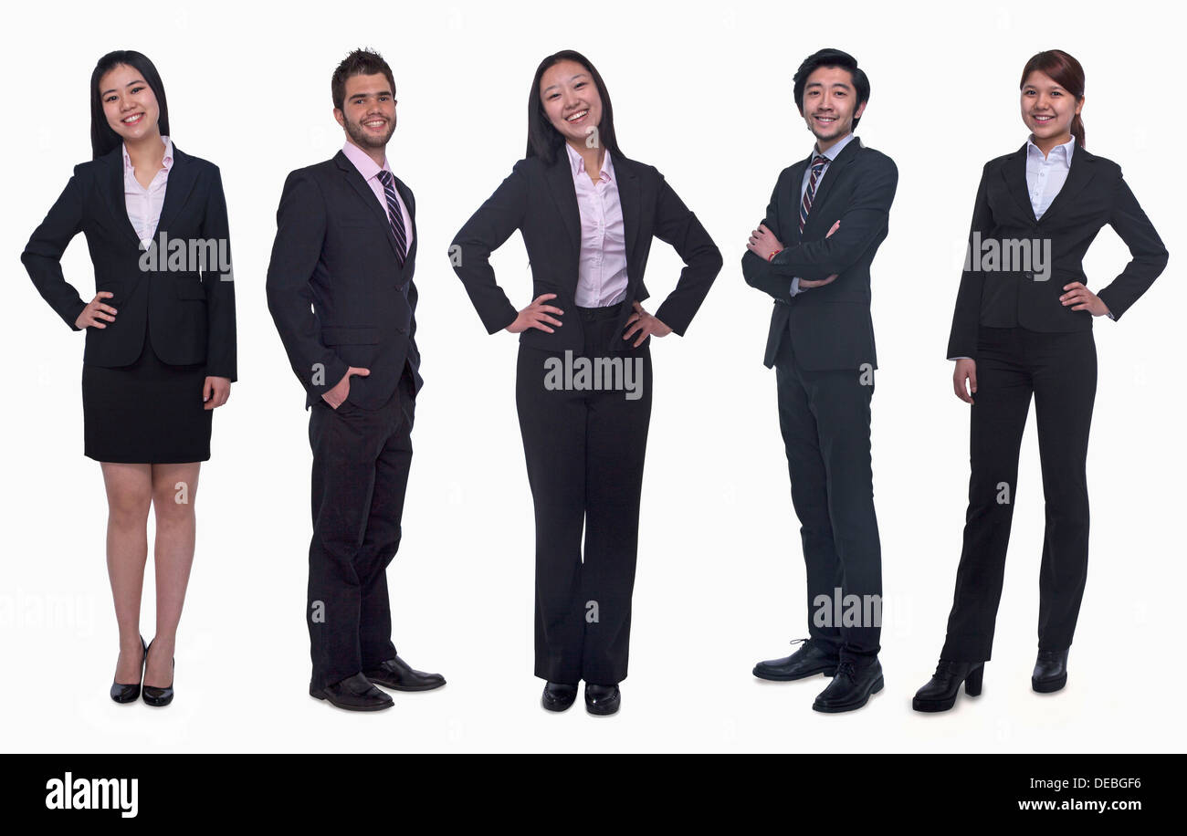 Portrait de cinq jeunes femmes et jeunes hommes d'smiling, looking at camera, studio shot Banque D'Images