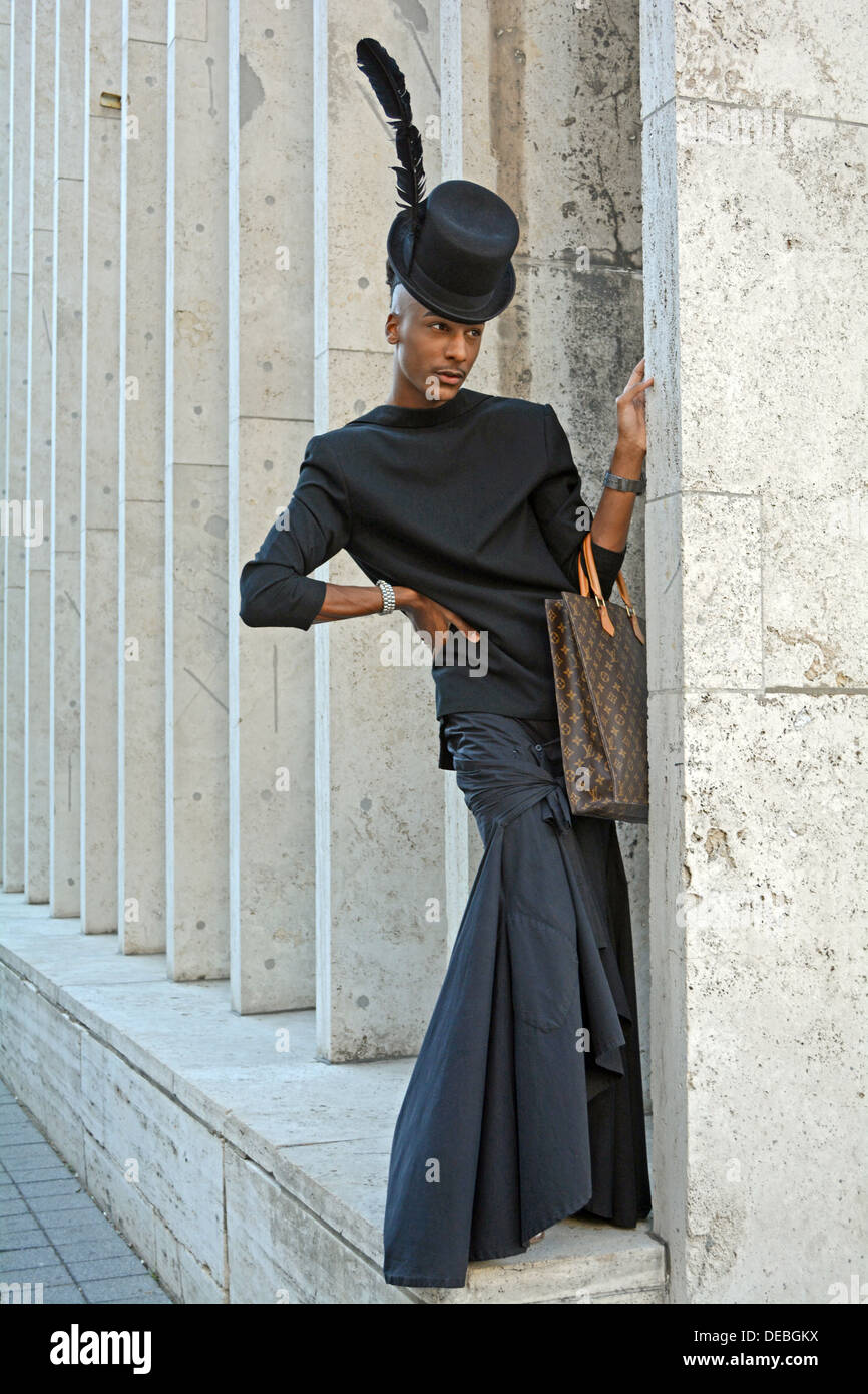 Portrait de styliste designer portant un costume noir inhabituel à la Fashion Week au Lincoln Center à New York City Banque D'Images