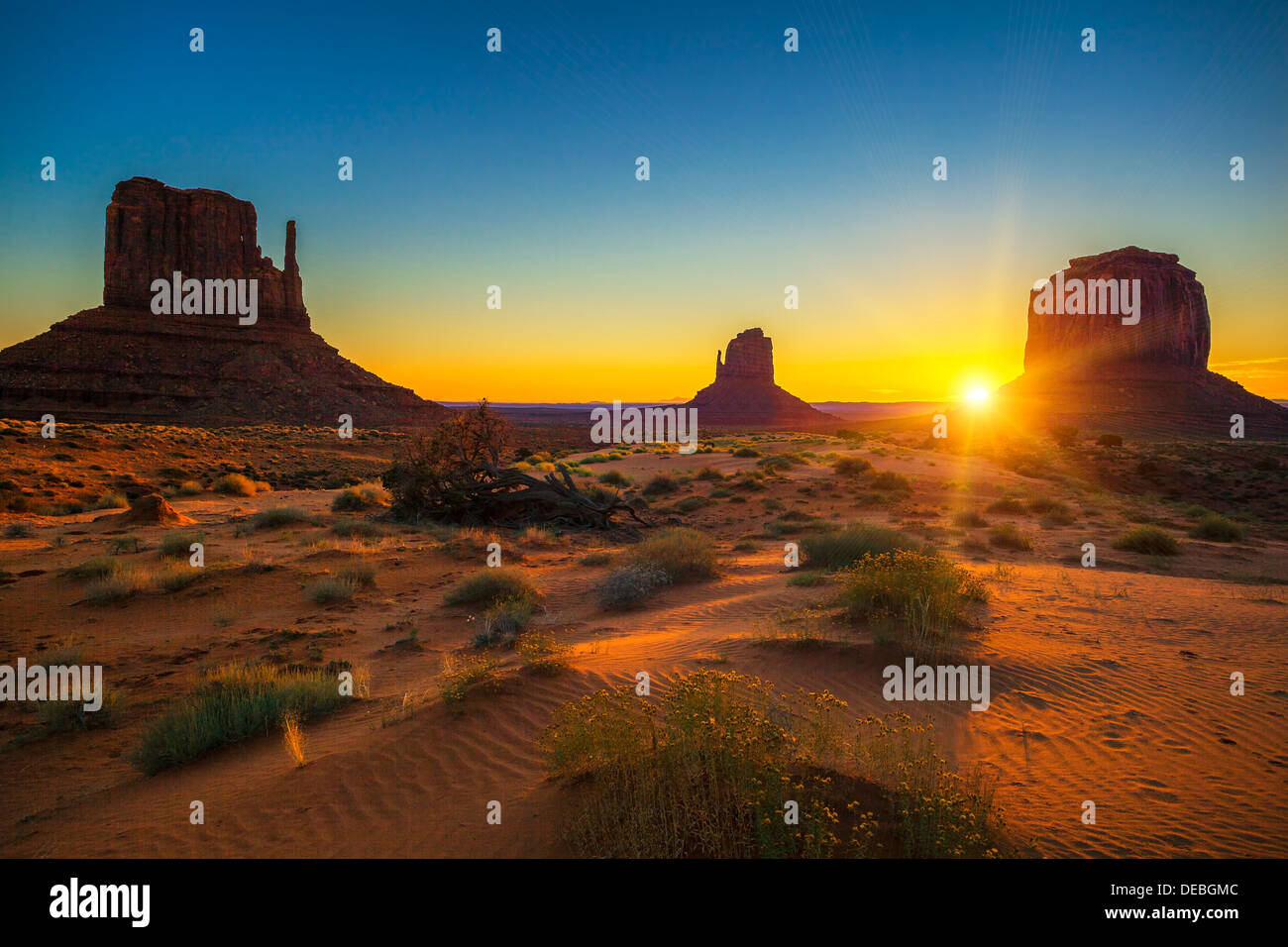 Vue horizontale de soleil sur Monument Valley, USA Banque D'Images