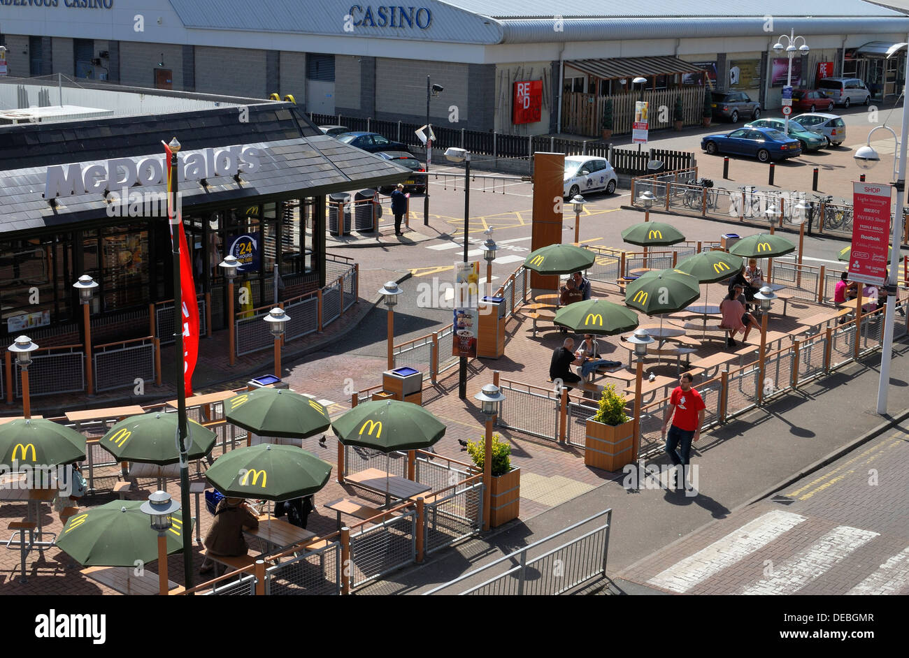D'un restaurant Mcdonald's à Brighton Marina. Montrant l'extérieur d'un coin salon. (Vue de dessus). East Sussex. L'Angleterre Banque D'Images