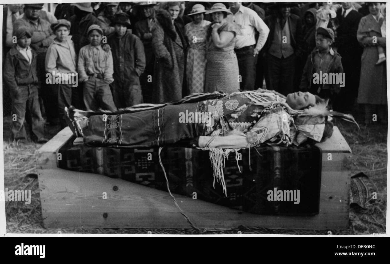 Un membre de la tribu Shoshone réside dans l'état, identifié comme Charles Peterson, bien que ce nom n'était pas sa véritable identité, selon George LaVatta. Cette image reflète les pratiques culturelles des communautés amérindiennes. Banque D'Images