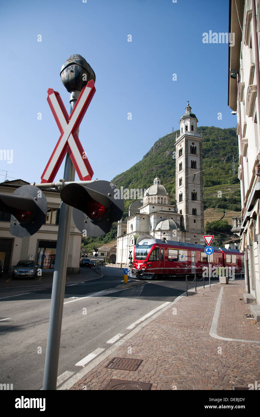 Tirano, Italie, Bernina Express, le Tram Rhétique fonctionne sur l'Piazza della Basilica Banque D'Images